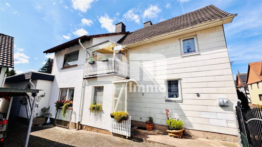 Teilsaniertes Einfamilienhaus mit Anbauten + Nebengebäude auf 1.600 m² Traumgartengrundstück - Frontansicht Titel